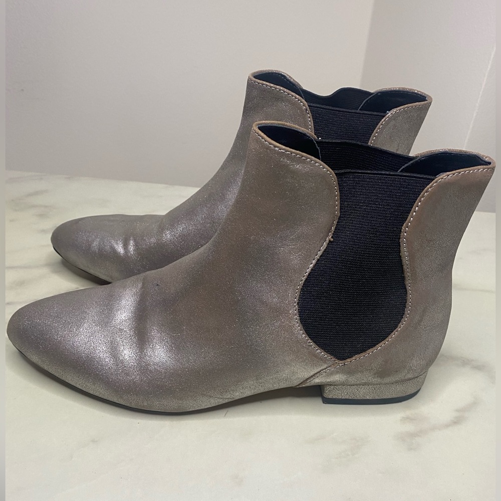 ENZO ANGIOLINI silver leather booties. 8.5. Fabulous w/jeans in white or blue.